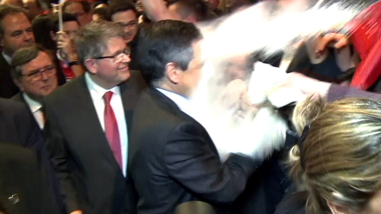 O candidato a presidência da França, François Fillon, é atingido por farinha durante comício em Strasbourg, na França