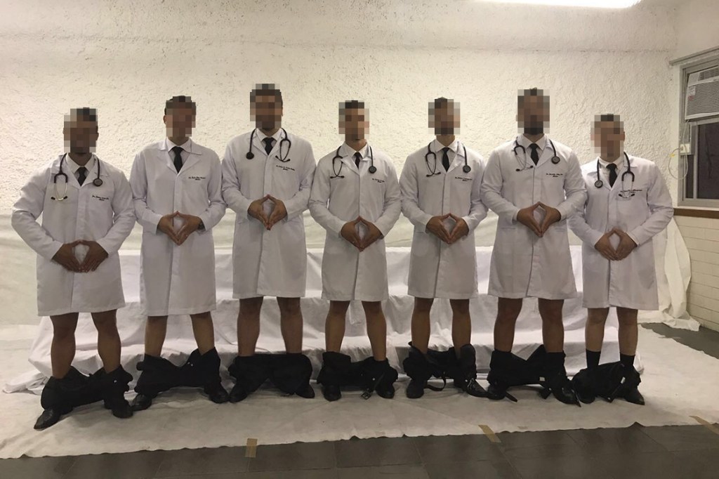 Formandos em medicina posam para foto fazendo "piada"