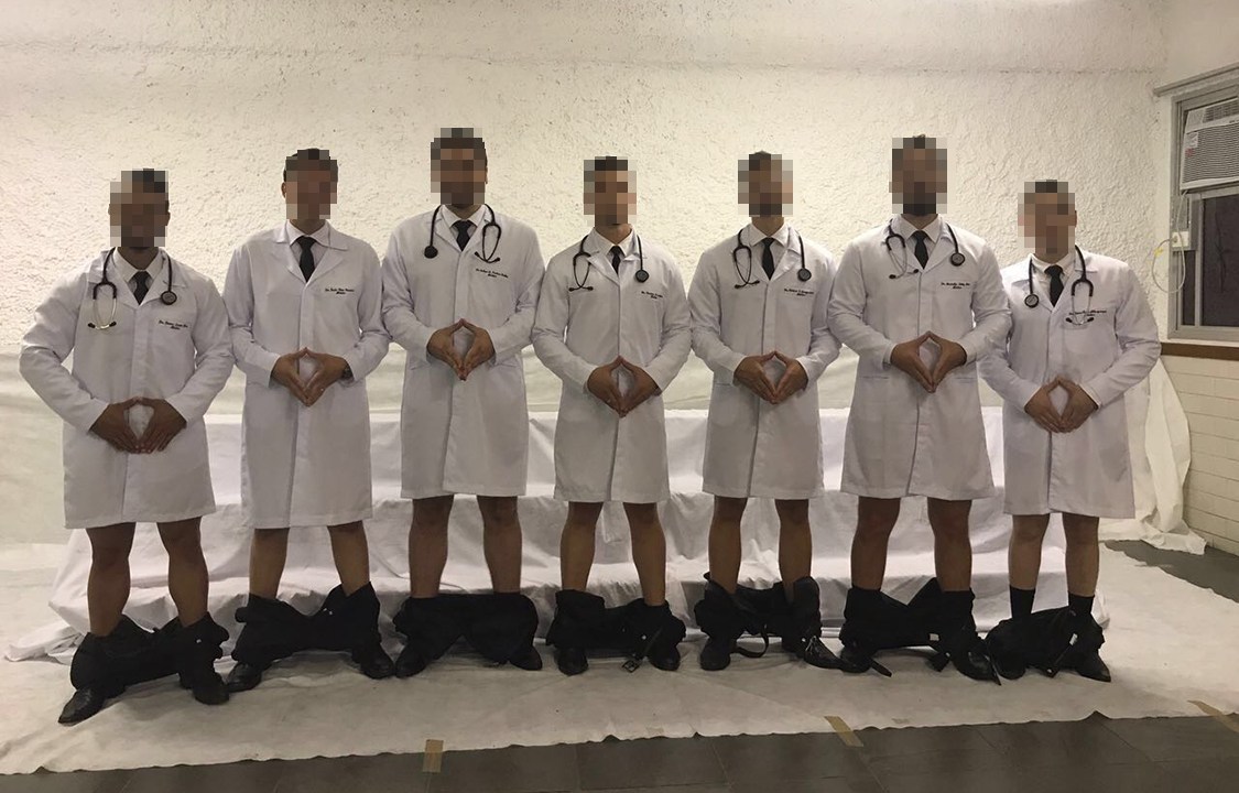 Formandos em medicina posam para foto fazendo "piada"