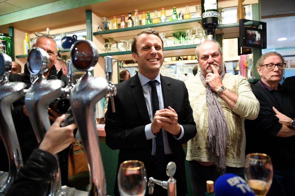 O candidato francês para presidente, Emmanuel Macron, do movimento Em Marcha!, faz campanha em um café na cidade de Bully-les-Mines, no norte da França, em 26 de abril de 2017
