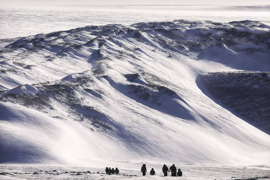 Povos locais caminham nos arredores da base aérea de Thule em Pituffik, na Groenlândia. O local serve de apoio para a operação IceBridge da Nasa - 25/03/2017
