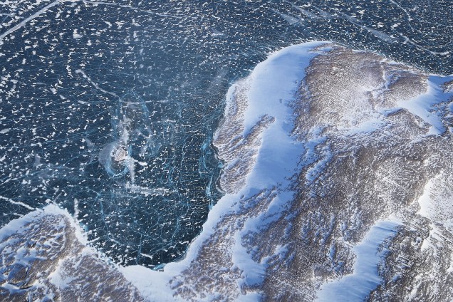 Encontro entre o gelo do mar e o continente é visto a partir de um dos aviões de pesquisa da operação IceBridge da Nasa ao longo da costa superior da Baía de Baffin na Groenlândia - 27/03/2017