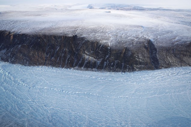 A camada de gelo da Groenlândia tem sofrido recuo devido ao aquecimento gradual das temperaturas. Na imagem, uma geleira localizada na Baía de Baffin na Groenlândia - 27/03/2017