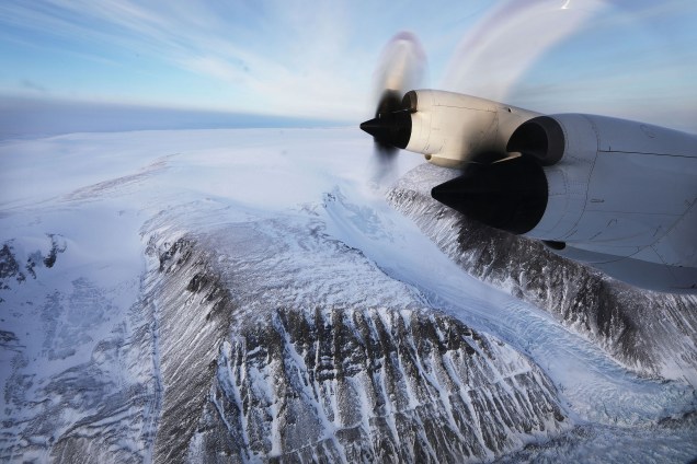 Avião de pesquisa sobrevoa geleiras durante a operação IceBridge da Nasa ao longo da costa superior da Baía de Baffin na Groenlândia - 27/03/2017