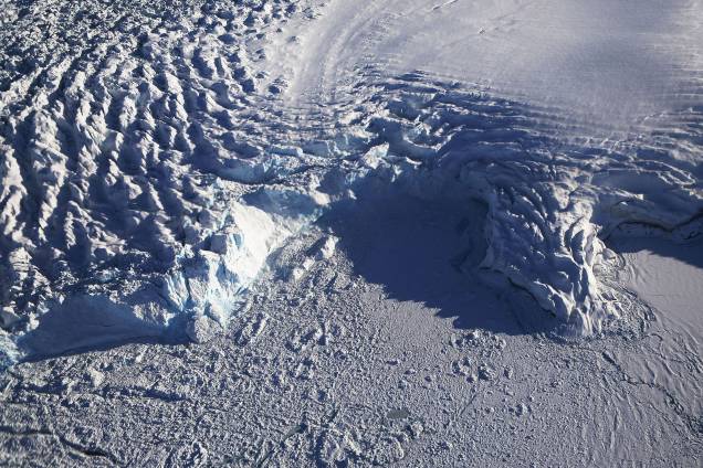 Geleira é vista a partir de um dos aviões de pesquisa da operação IceBridge da Nasa ao longo da costa superior da Baía de Baffin, na Groenlândia - 27/03/2017 Geleira é vista a partir de um dos aviões de pesquisa da operação IceBridge da Nasa ao longo da costa superior da Baía de Baffin, na Groenlândia - 27/03/2017
