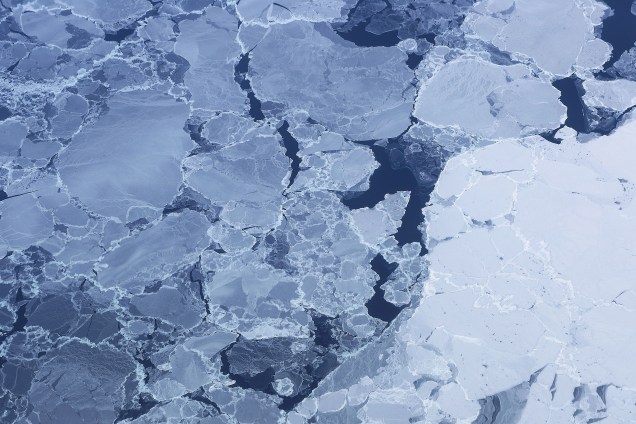 Calotas de gelo são vistas a partir do avião de pesquisa da operação IceBridge da NASA na ilha de Ellesmere, no Canadá - 29/03/2017