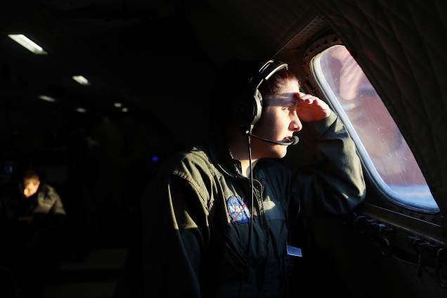 Técnica da Nasa olha da janela dos aviões da pesquisa da operação IceBridge antes da decolagem na base aérea de Thule em Pituffik, na Groenlândia - 30/03/2017 Técnica da Nasa olha da janela dos aviões da pesquisa da operação IceBridge antes da decolagem na base aérea de Thule em Pituffik, na Groenlândia - 30/03/2017