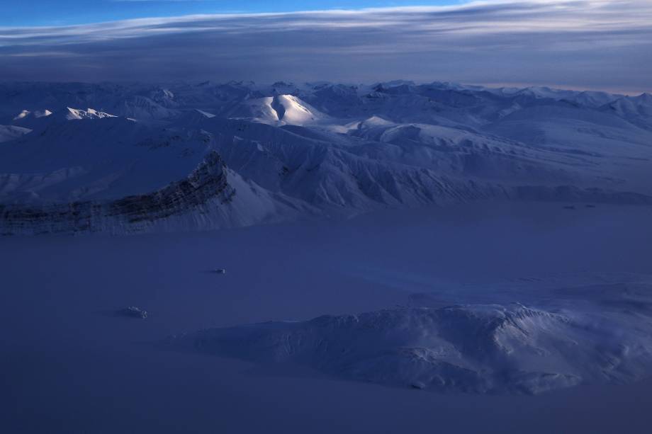 Avião de pesquisa da operação IceBridge da Nasa sobrevoa os campos de gelo na Ilha de Ellesmere, no Canadá - 30/03/2017