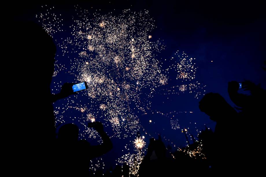 Pessoas fotografam fogos de artifício durante festival que comemora a chegada da primavera no Iraque