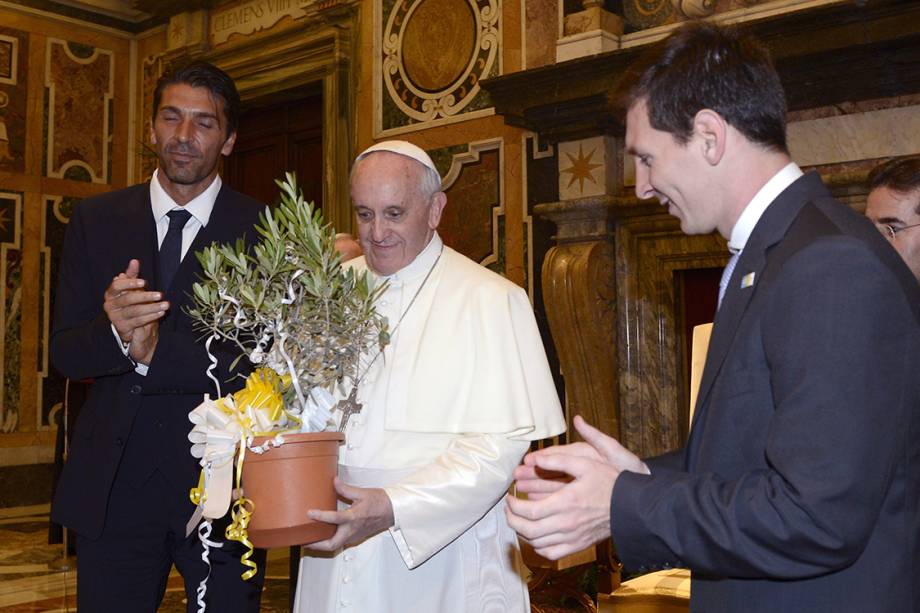 Papa Francisco recebe lembranças de Gianluigi Buffon e Lionel Messi, no Vaticano