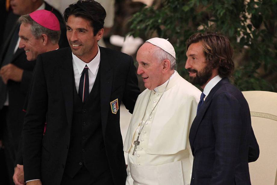 Papa Francisco receb Gialuigi Buffon e Andrea Pirlo em conferência da paz em Roma, Itália