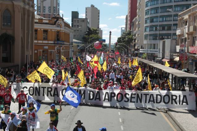Movimentos sindicais tomaram as ruas de Curitiba durante greve gera na manhã desta sexta-feira (28)
