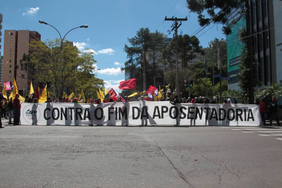 Movimentos sindicais tomaram as ruas de Curitiba durante greve gera  na manhã desta sexta-feira (28)