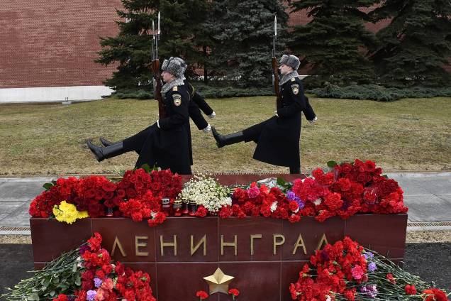 Pessoas deixam flores na estação de metrô de São Petersburgo, na Rússia, atingida por uma explosão -04/04/2017 Pessoas deixam flores na estação de metrô de São Petersburgo, na Rússia, atingida por uma explosão -04/04/2017