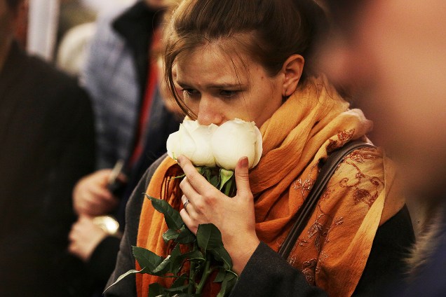 Pessoas deixam flores na estação de metrô de São Petersburgo, na Rússia, atingida por uma explosão -04/04/2017
