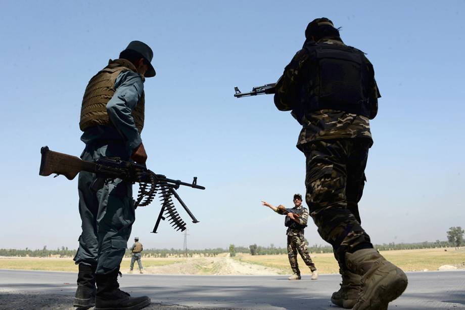 Polícia e segurança do Afeganistão guarda base de Jalalabad, contra tropas do Estado Islâmico - 28/04/2017