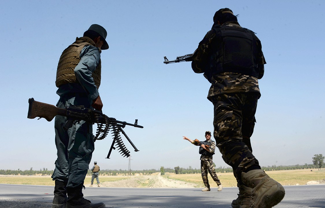 Polícia e segurança do Afeganistão guarda base de Jalalabad, contra tropas do Estado Islâmico