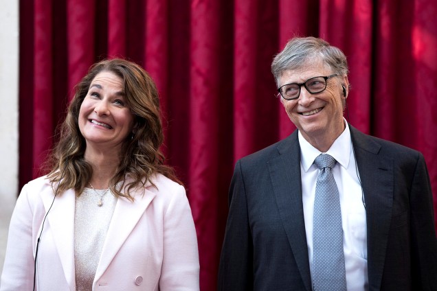 O filantropo e co-fundador da Microsoft, Bill Gates, e sua esposa Melinda, recebem prêmio do presidente da França, François Hollande, de Comandantes da Legião da Honra no Palácio Elysée em Paris - 21/04/2017