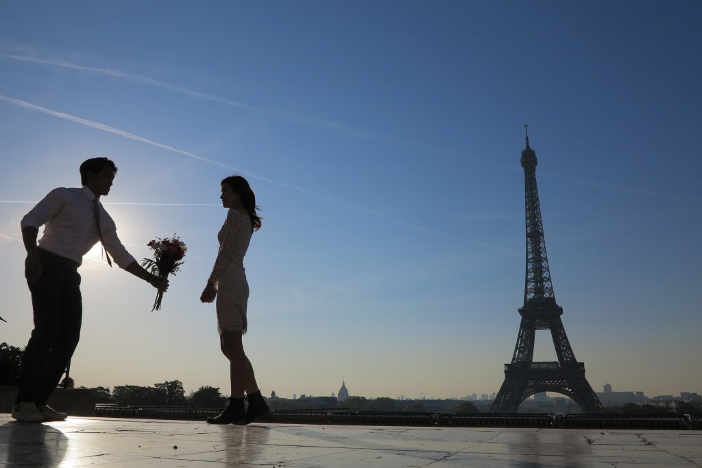 Imagens do dia - Casal em frente à torre Eiffel em Paris