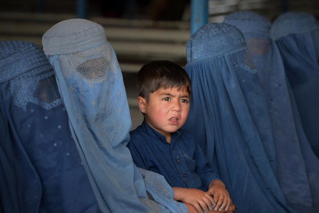 Famílias de refugiados afegãos esperam para ser registradas no centro de repatriamento do Alto Comissariado das Nações Unidas para Refugiados (ACNUR) nos arredores de Peshawar, no Paquistão - 27/04/2017
