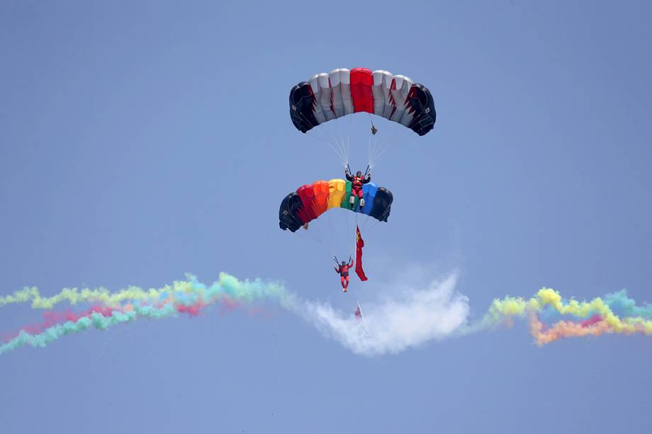 Time de paraquedismo se apresenta em um espetáculo aéreo na província de Henan, na China - 28/04/2017