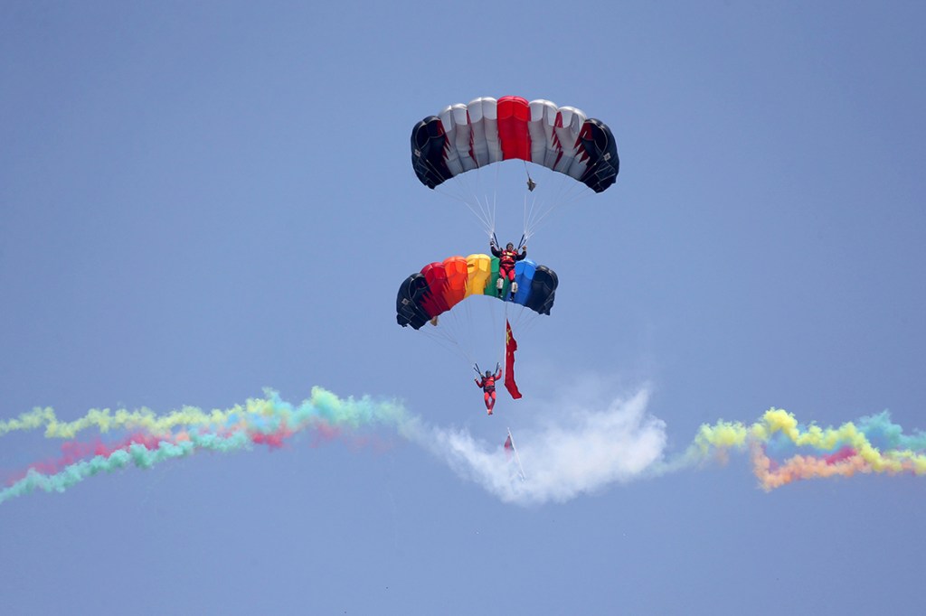 Time de paraquedismo se apresenta em um espetáculo aéreo na província de Henan, na China