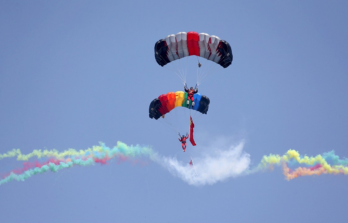 Time de paraquedismo se apresenta em um espetáculo aéreo na província de Henan, na China