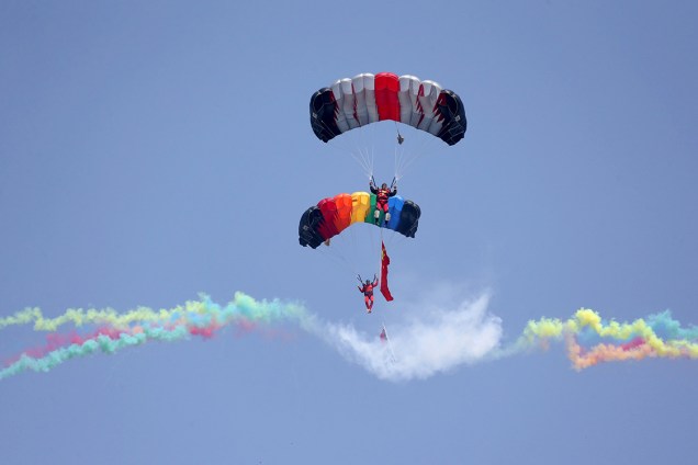 Time de paraquedismo se apresenta em um espetáculo aéreo na província de Henan, na China - 28/04/2017