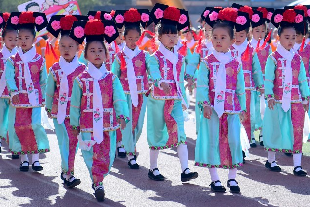 Estudantes de uma escola primária usam trajes tradicionais durante um evento desportivo em Shenyang, província de Liaoning, na China - 27/04/2017
