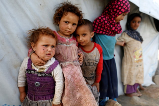 Crianças fotografados ao lado de uma barraca em um acampamento para pessoas deslocadas pela guerra perto de Sanaa, no Iêmen - 24/04/2017