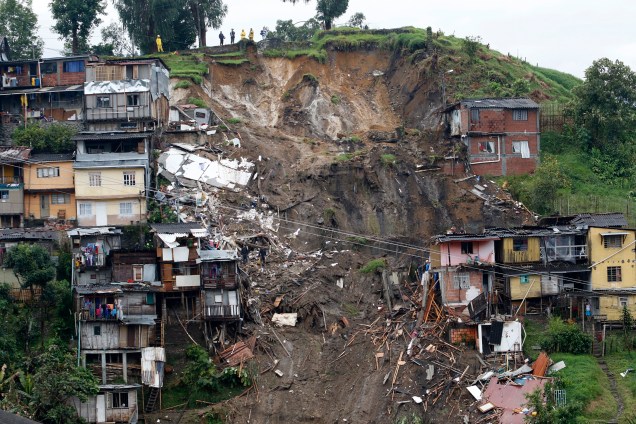 Vista geral de um deslizamento em Manizales, departamento de Caldas, na Colômbia. Inundações e deslizamentos de terra no centro do país mataram pelo menos onze pessoas, segundo a Cruz Vermelha - 19/04/2017