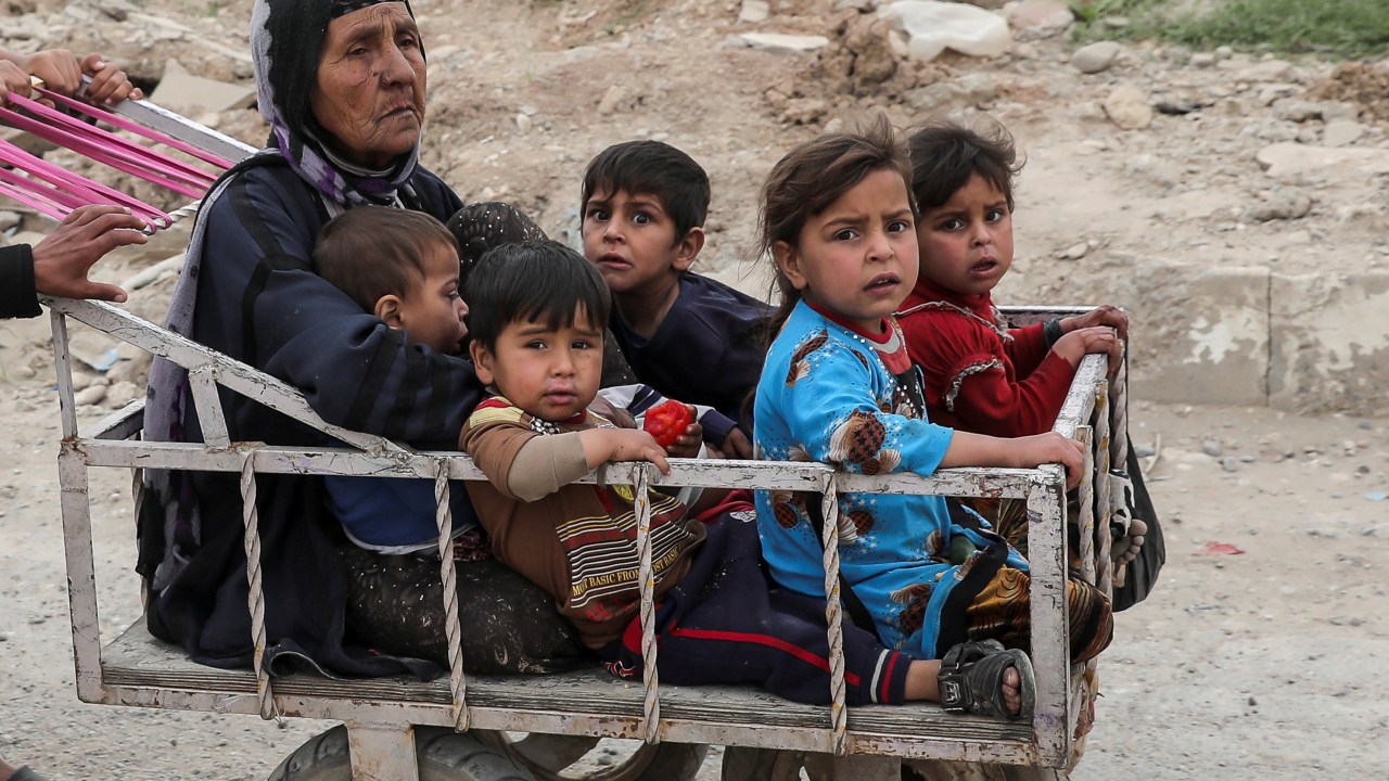Imagens do dia - Civis iraquianos tentam fugir dos conflitos em Mosul