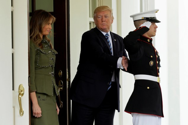 O presidente dos Estados Unidos, Donald Trump, dá uma palmada nas costas de um fuzileiro naval antes de para um encontro com presidente argentino Mauricio Macri em Washington - 27/04/2017