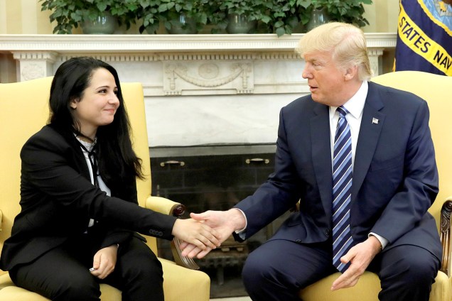 O presidente dos Estados Unidos, Donald Trump,  cumprimenta Aya Hijazi, mulher com cidadania egípcia e americana presa por quase três anos no Cairo e recém-libertada. Ela havia sido acusada sem provas de abuso de menores e tráfico infantil pelo governo de Abdel Fatah al-Sissi - 21/04/2017