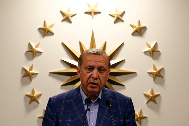 Presidente Recep Tayyip Erdogan fala durante coletiva de imprensa em Istambul, na Turquia após referendo que decidiu pela extinção do cargo de primeiro-ministro e fortalecimento dos poderes do autoritário presidente turco - 16/04/2017