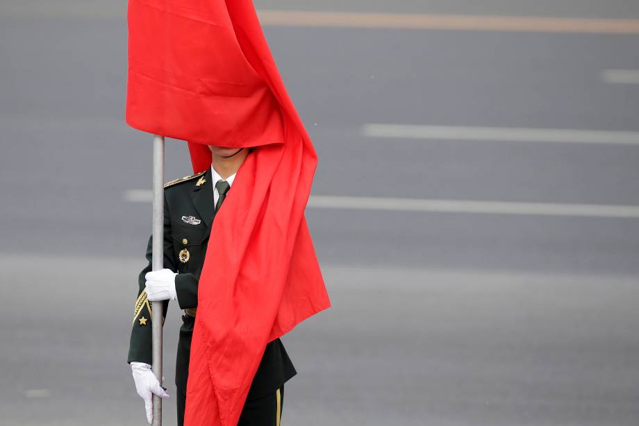 Soldado da guarda de honra participa de uma cerimônia de boas-vindas para o presidente de Mianmar, Htin Kyaw, do lado de fora do Grande Salão do Povo em Pequim, na China - 10/04/2017