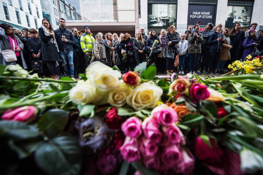 Pessoas prestam um minuto de silêncio em homenagem às vítimas do ataque terrorista com um caminhão na última sexta-feira em um memorial improvisado perto do local do atentado em Estocolmo, na Suécia - 10/04/2017