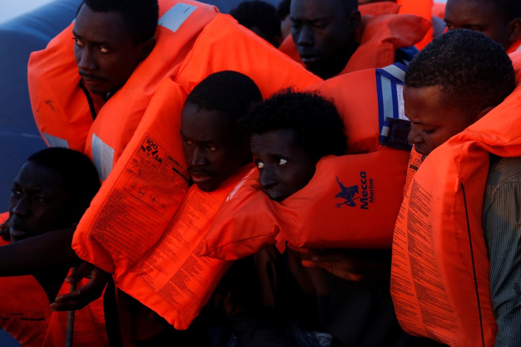 Imagens do dia - Imigrantes aguardam por resgate no Mar Mediterrâneo