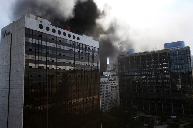 Incêndio atinge o prédio do fundo de previdência da Vale, no Centro do Rio - 19/04/2017