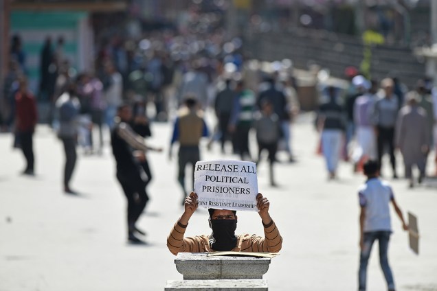 Manifestante protesta pedindo a soltura de presos políticos da Caxemira, na região de Srinagar, na Índia - 14/04/2017