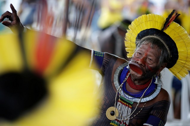 Líder do povo indígena Kayapo, participa de uma manifestação contra a violação dos direitos dos povos indígenas, em Brasília - 25/04/2017