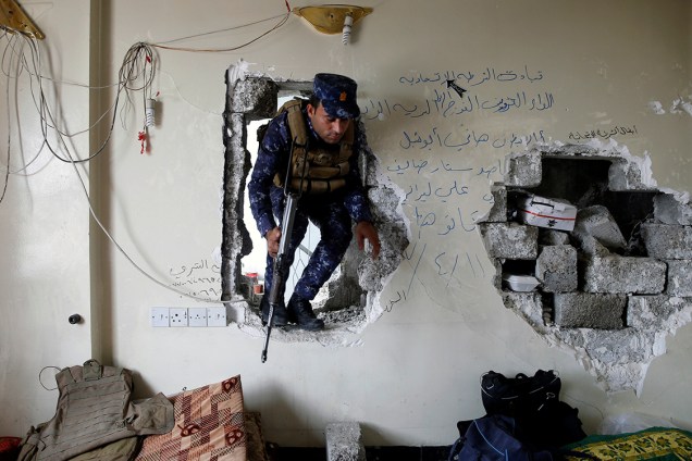 Membro da polícia federal iraquiana inspeciona casa bombardeada durante ataque do Estado Islâmico, em Mosul - 28/04/2017