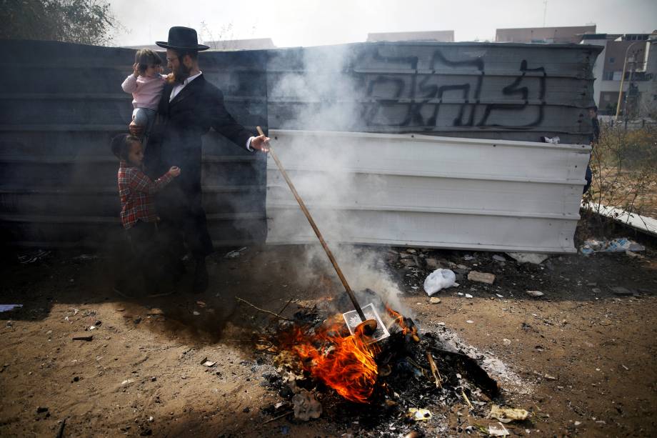 Judeus ultraortodoxos queimam fermento na cidade de Ashdod, durante as celebrações do feriado judaico da Páscoa - 10/04/2017