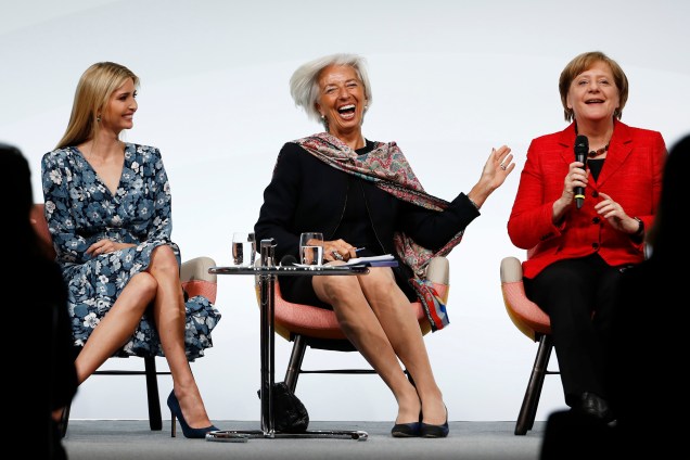 A assessora e filha do presidente dos Estados Unidos Ivanka Trump, a diretora-gerente do Fundo Monetário Internacional (FMI) Christine Lagarde e a chanceler alemã Angela Merkel participam de um painel de discussão na Cúpula de Empoderamento das Mulheres (W20) em Berlim, na Alemanha - 25/04/2017