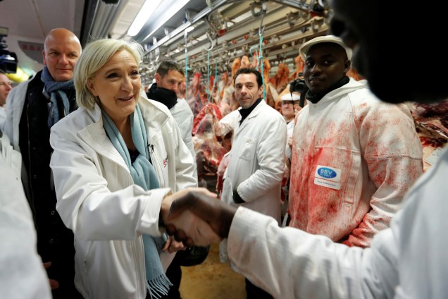 Marine Le Pen, candidata à Presidência da França pelo partido de extrema-direita Frente Nacional Francesa (FN) fala com funcionários durante visita ao pavilhão de carnes no mercado internacional de alimentos de Rungis - 25/04/2017
