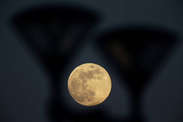 Lua cheia é fotografada sobre o céu da cidade de Minsk, na Bielorrússia - 10/04/2017 Lua cheia é fotografada sobre o céu da cidade de Minsk, na Bielorrússia - 10/04/2017