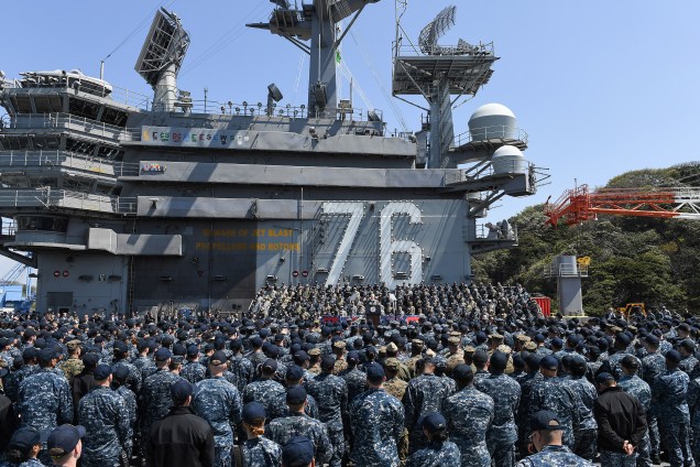 O vice-presidente dos Estados Unidos, Mike Pence, faz pronunciamento a bordo do porta-aviões USS Ronald Reagan em Yokosuka, Kanagawa, no Japão - 19/04/2017