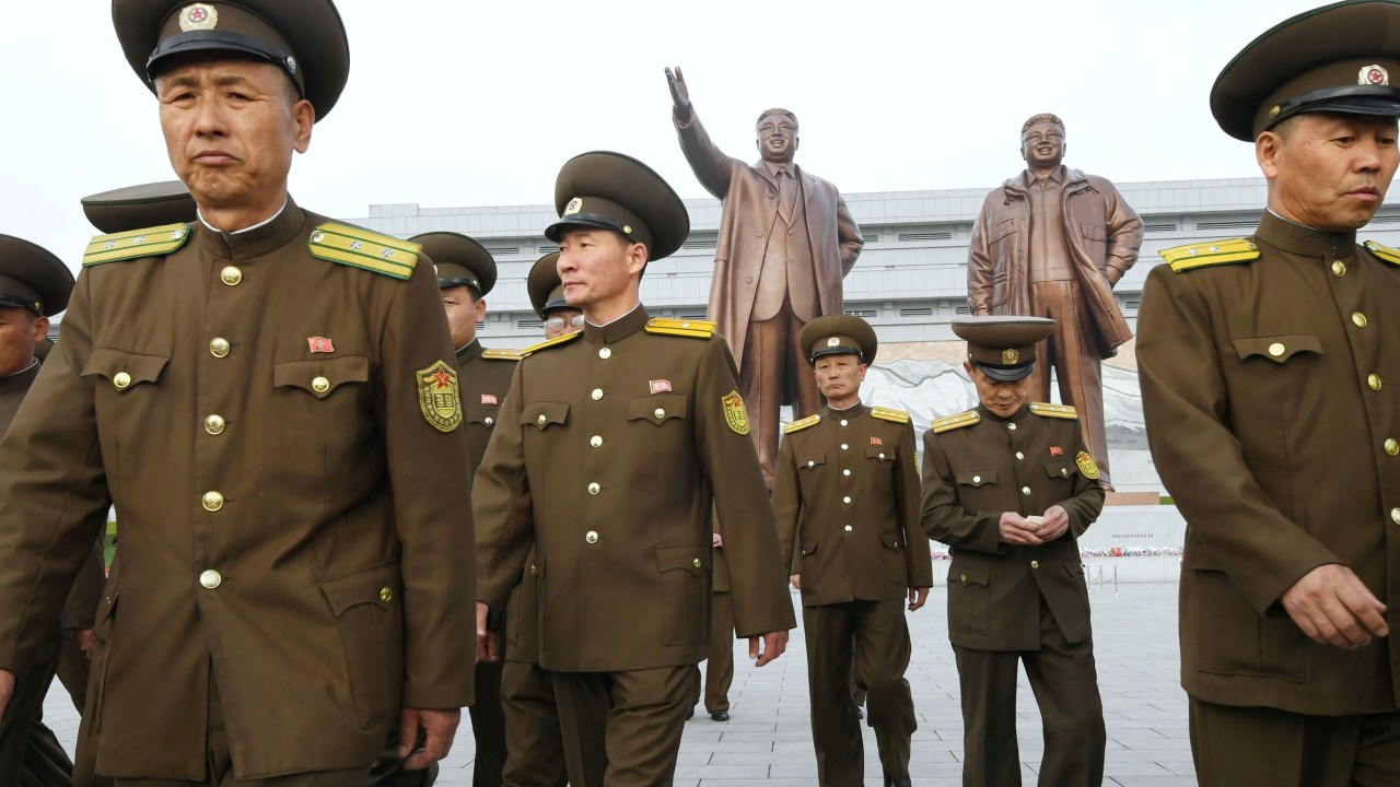 Coreia do Norte: militares caminham em Pyongyang