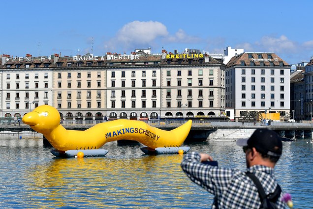 Um parasita inflável de 25 metros de comprimento foi colocado no Lago Léman, em Genebra, Suiça, para conscientizar os cidadãos sobre a esquistossomose, doença parasitária que afeta milhões de pessoas no mundo - 17/04/2017