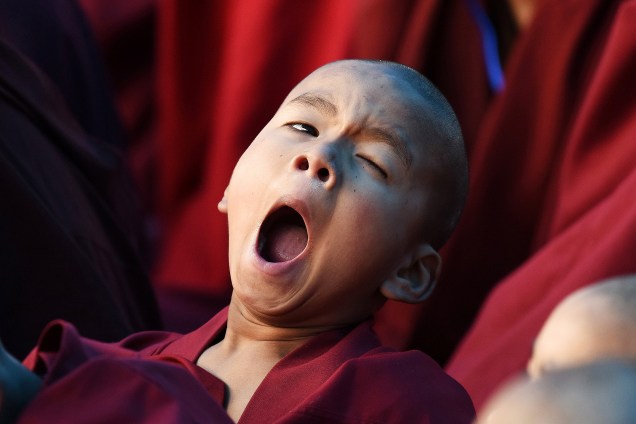 Monge novato boceja enquanto assiste os ensinamentos do líder espiritual tibetano Dalai Lama em Bomdila, no estado de Arunachal Pradesh, na Índia - 05/04/2017